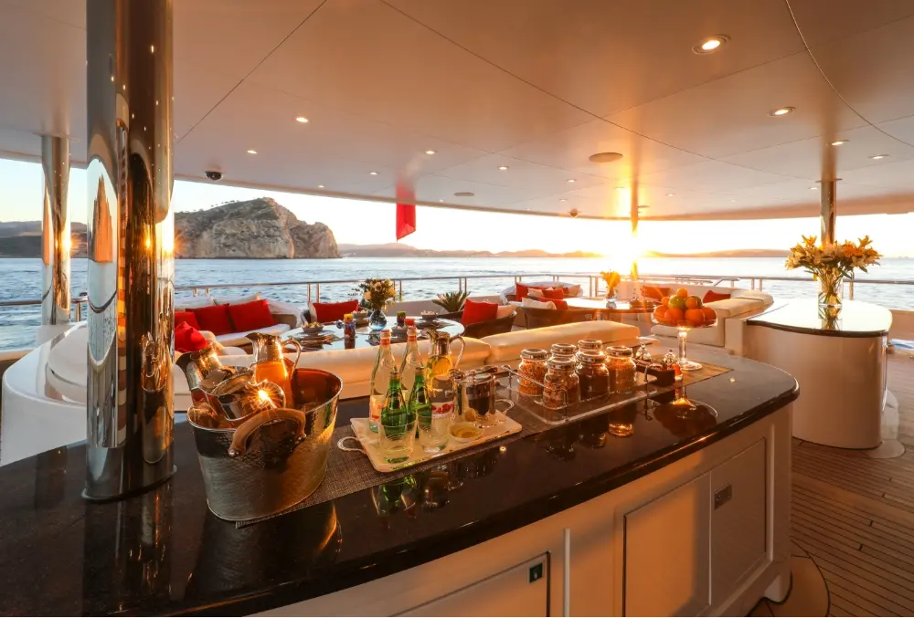 Aft deck - Starboard - Dining Food